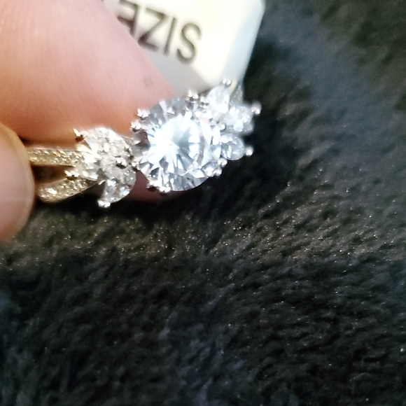 9  $30 💍🤍  NWT round center faux diamond stone with marquee flanks - Picture 4 of 13